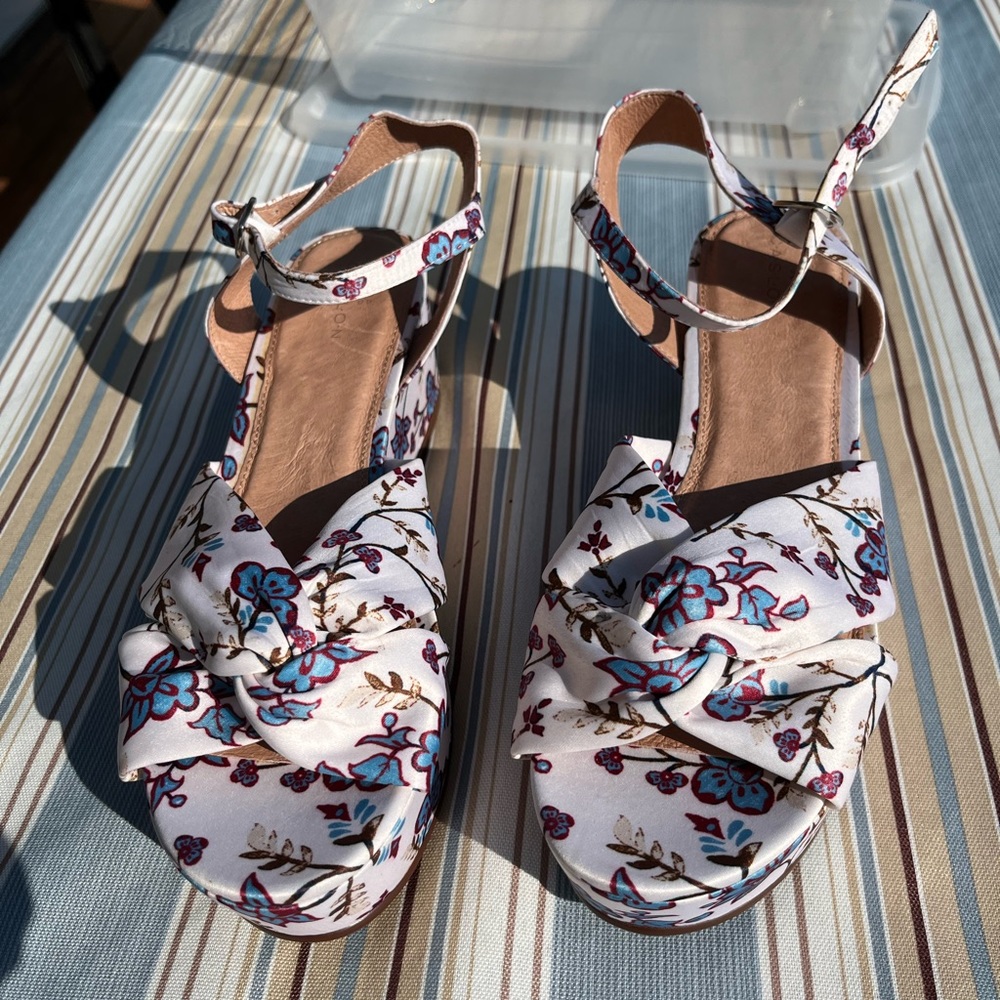 Adorable Floral Wedge sandals